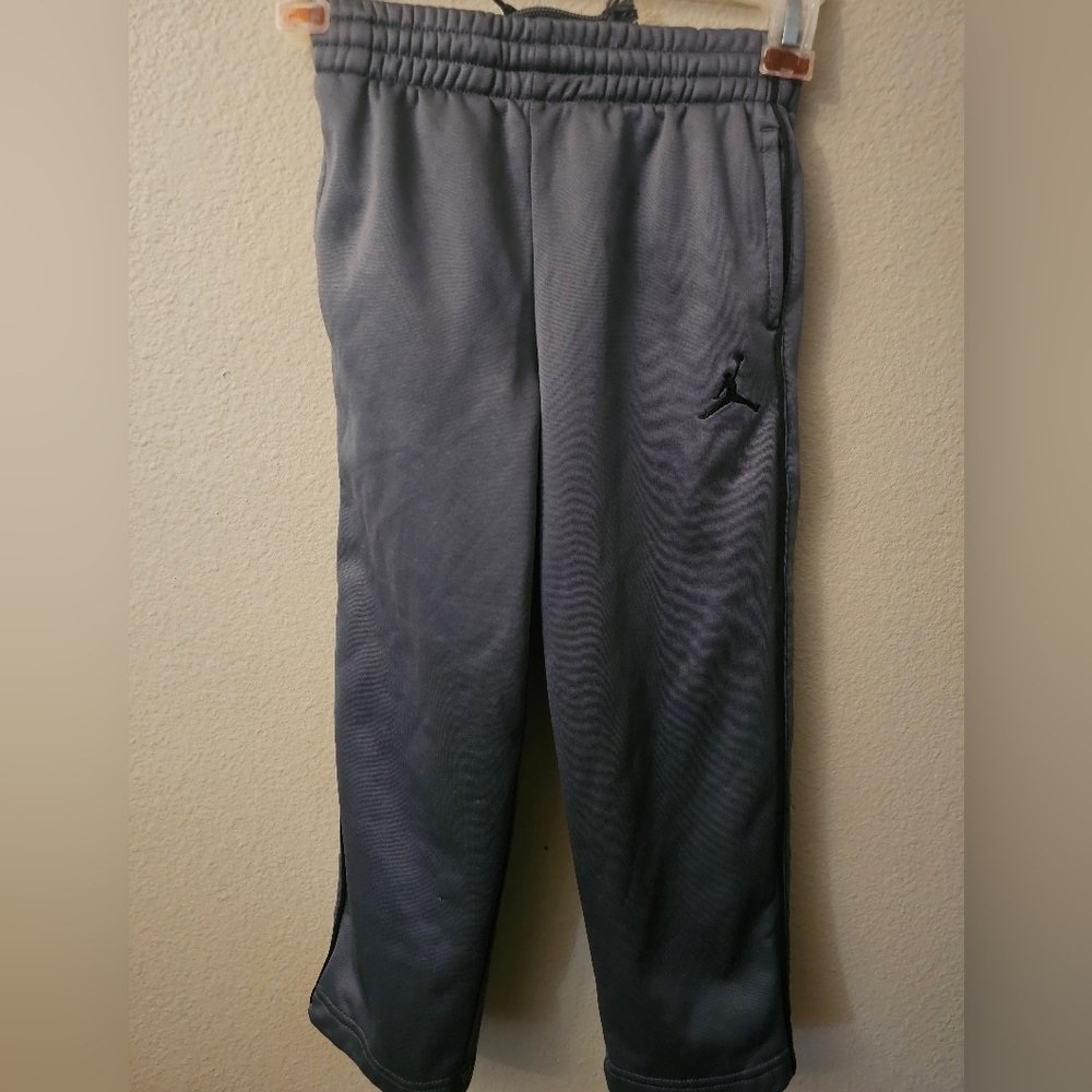 Jordan therma fit sweat pants lose fit kids size 5-6 Med active casual wear